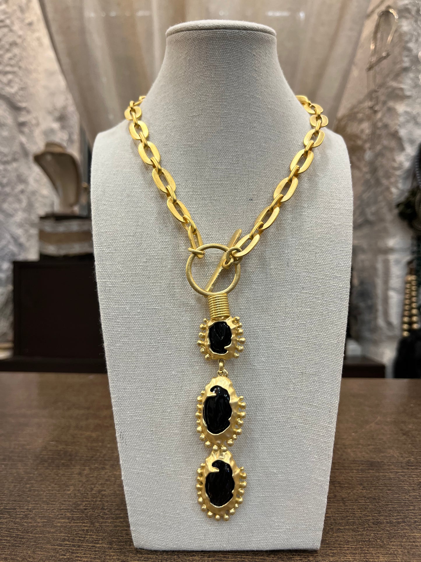 Collar dorado y negro