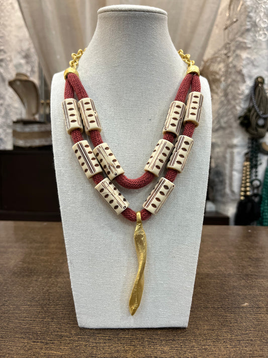 Collar granate tela